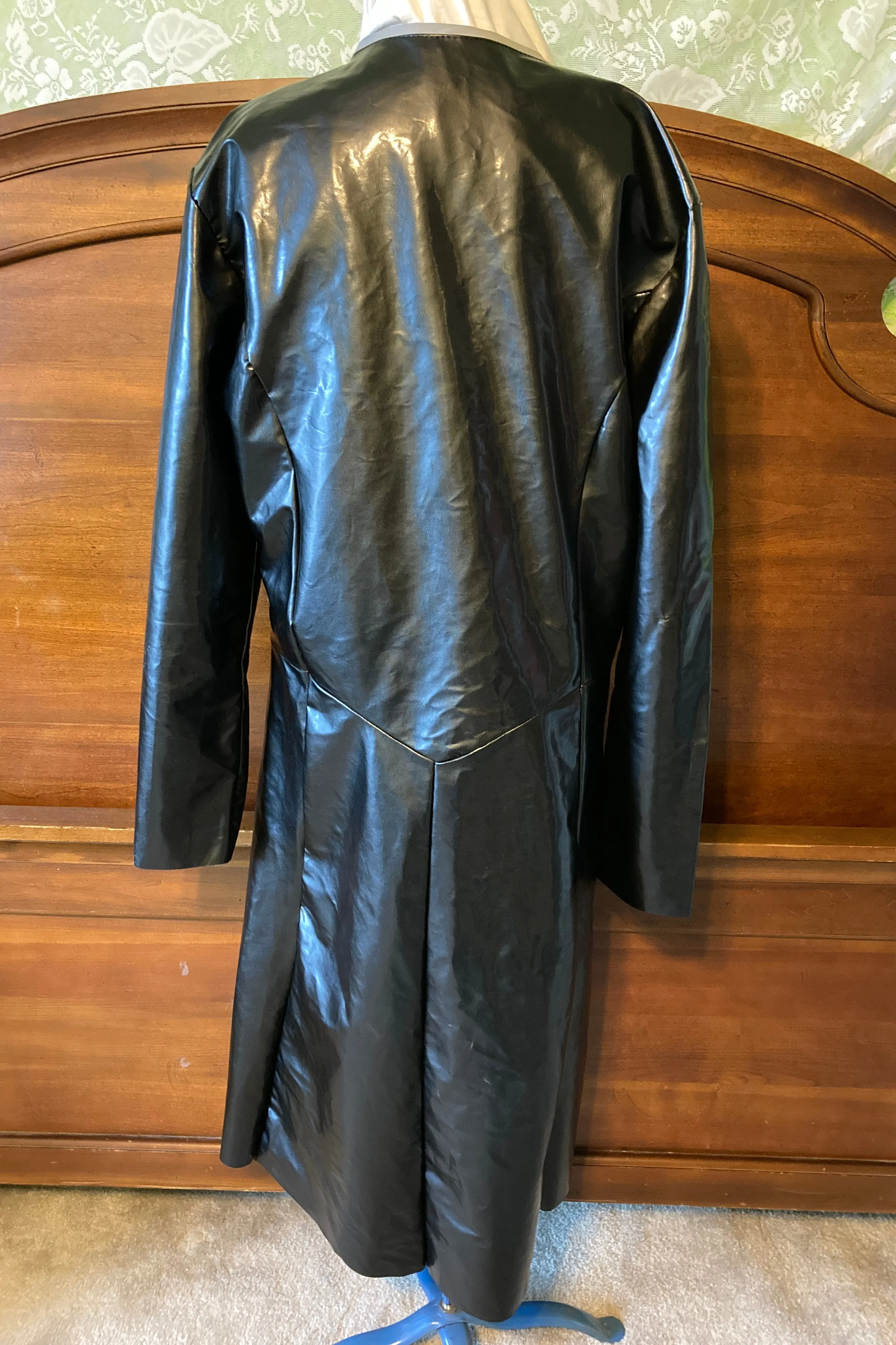 Count Bloodstone Adult Men Halloween Goth, Vampire Costume Size 42